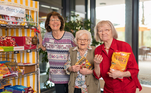 Drei Seniorinnen im Altenzentrum St. Anna Tuttlingen