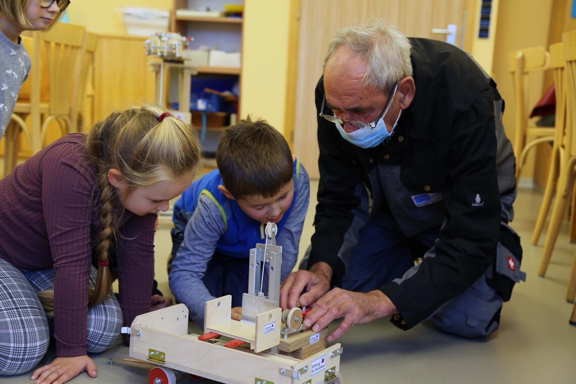 Kinder der Stiftung St. Franziskus freuen sich über eine Spielzeugspende von Max Steinhart