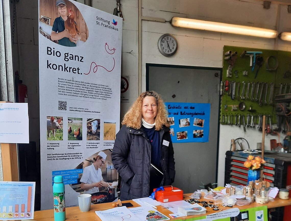 Weit über 2.000 Besucher strömten trotz nasskalten Wetters auf das Gelände und in die Gebäude der Stiftung St. Franziskus in Heiligenbronn.