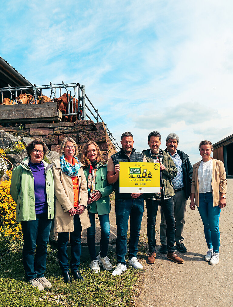 Irene Günzler (Fachbereich Ernährung und Verbraucherbildung, Landwirtschaftsamt Rottweil), Elke Nachtsheim (Leiterin Referat Ernährung und Hauswirtschaft), Inge Ressel, Tobias Schneider, Marc Maier, Hans Klaiber (Amtsleiter Landwirtschaftsamt Rottweil) und Ann-Kathrin Schmider (zentrale Koordinatorin Lernort Bauernhof, Baden-Württemberg) bei der Übergabe des Hofschilds „Lernort Bauernhof“ an die Biolandwirtschaft St. Wendelin in Heiligenbronn.