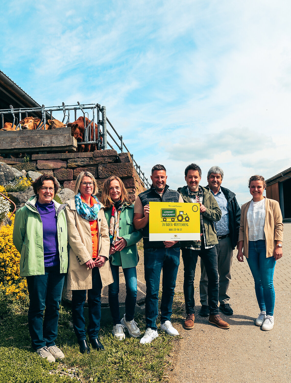 Irene Günzler (Fachbereich Ernährung und Verbraucherbildung, Landwirtschaftsamt Rottweil), Elke Nachtsheim (Leiterin Referat Ernährung und Hauswirtschaft), Inge Ressel, Tobias Schneider, Marc Maier, Hans Klaiber (Amtsleiter Landwirtschaftsamt Rottweil) und Ann-Kathrin Schmider (zentrale Koordinatorin Lernort Bauernhof, Baden-Württemberg) bei der Übergabe des Hofschilds „Lernort Bauernhof“ an die Biolandwirtschaft St. Wendelin in Heiligenbronn.