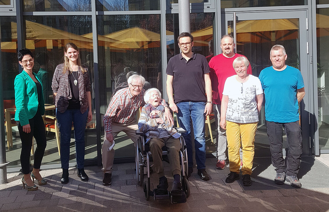 Dank der Spende der Eheleute Blessing (Bildmitte) konnte der Wintergarten nun für die Bewohner des Dr.-Karl-Hohner-Heim freigegeben werden.