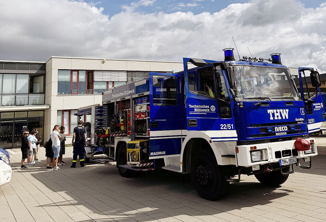 THW-Fahrzeug im Hof des SBBZ Hören Heiligenbronn