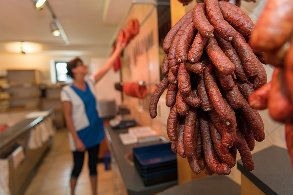 Blick auf Wurst im Hofladen