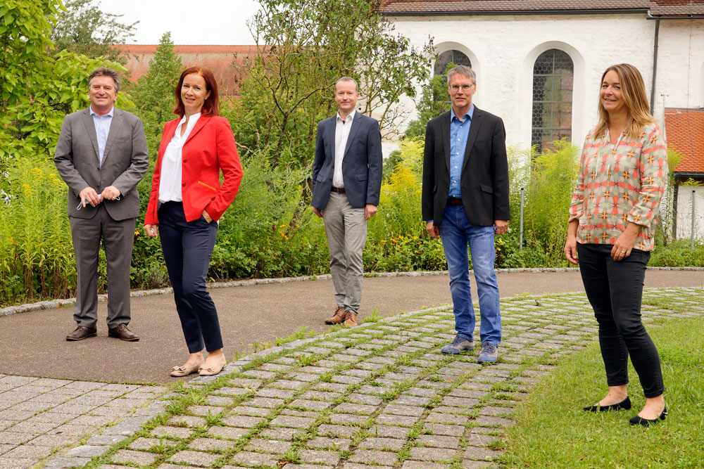 Gruppenbild mit Corona-Abstand