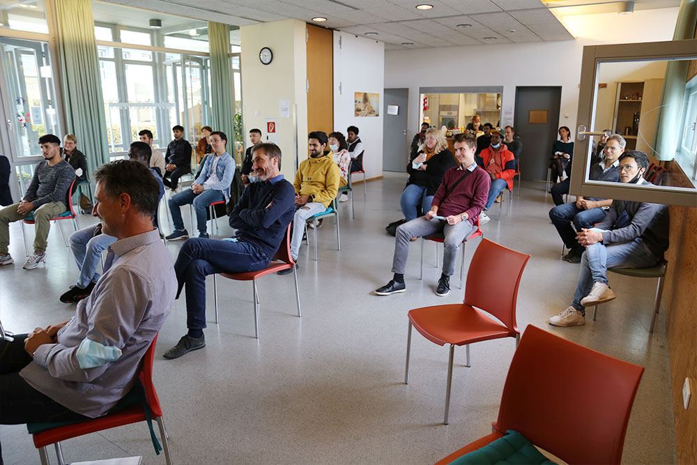 Blick in den Saal mit geladenen Gästen