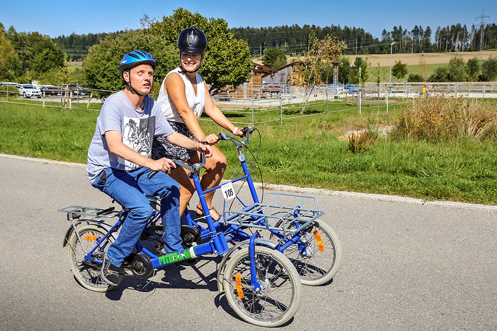 Ein Mann und eine Frau fahren auf einem Twin-Bike