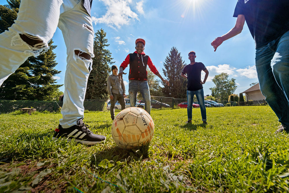 Jugendliche beim Fussballspielen