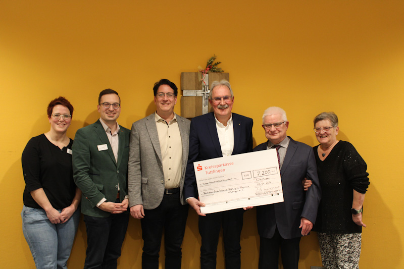 (von links) Julia Kapp, Alexander Bernhard, Boris Strehle, Michael Rosa, Dieter Müller, Erika Weidler bei der Spendenübergabe des Rotary Club Tuttlingen an den Förderverein für die Heime der Stiftung St. Franziskus in Tuttlingen.