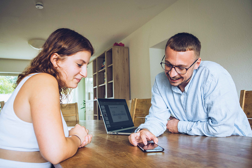 Medienpädagoge Tobias Günthör begleitet Kinder und Jugendliche der Stiftung St. Franziskus dabei, digitale Medien bewusst zu nutzen, Risiken wie Cybermobbing oder Fake News zu erkennen und sich sicher in der digitalen Welt zu orientieren.