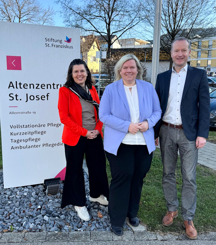 Zu einem fachlichen Gespräch über aktuelle Herausforderungen sozialer Einrichtungen traf sich Bundestagsabgeordnete Maria-Lena Weiss (CDU, Mitte) mit den Stiftungsvorständen Andrea Weidemann (links) und Stefan Guhl (rechts) im Altenzentrum St. Josef in Spaichingen.