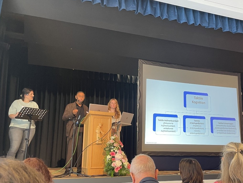 Paula Lanz und Jude Nicholas (Mitte) während des Vortrags „The Tactile Working Memory Scale: on the interplay between assessing and providing strategies to support tactile cognition and communication“