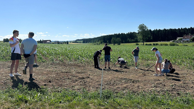 Inklusives Gartenprojekt in der Stiftung St. Franziskus: Mitarbeitende von KARL STORZ und Schülerinnen und Schüler mit Seh- und Hörbehinderung gestalten gemeinsam einen Gemüseacker.