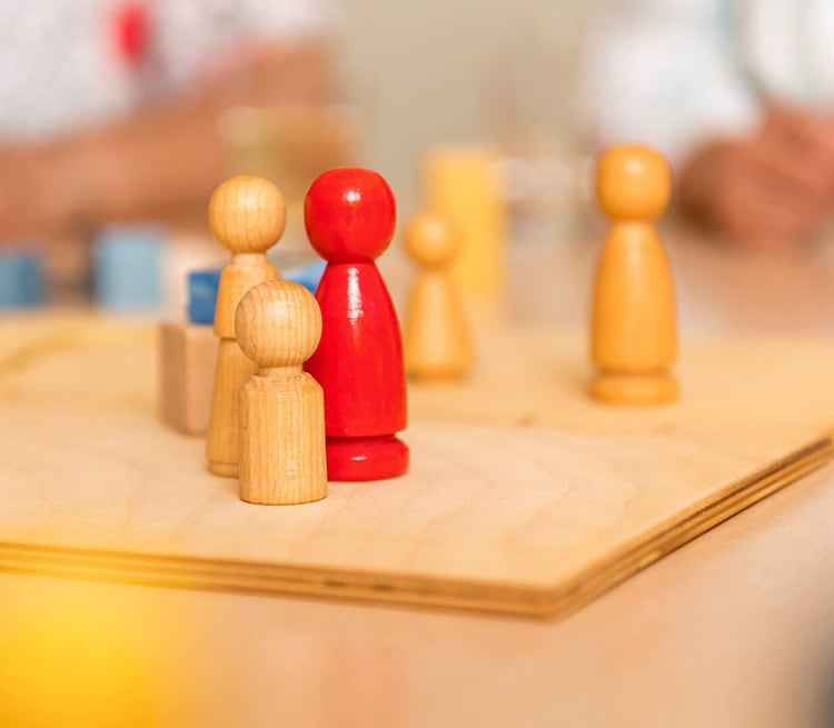 große Spielfiguren zur Familienaufstellung