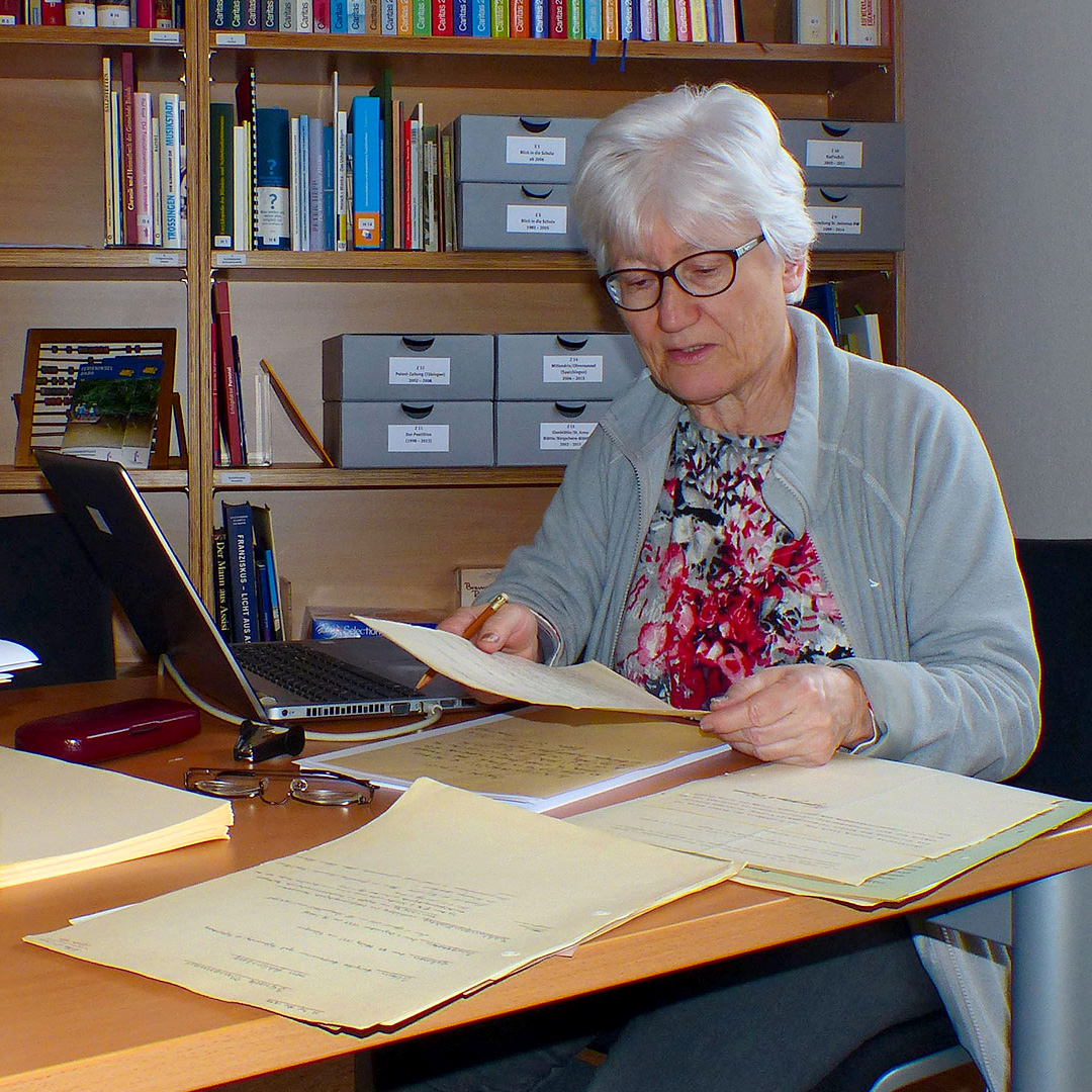 Mitarbeiterin des Stiftungsarchivs beim Sichten von Akten