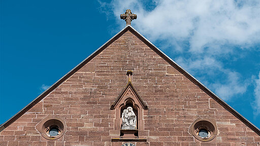 Giebel der Wallfahrtskirche mit Heiligenstatue