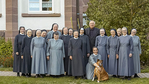 Gruppenbild Schwestern und Hausgeistlicher