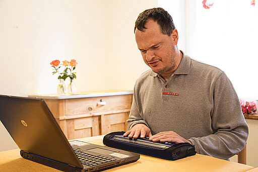 Die Stiftung St. Franziskus Mann arbeitet am Computer