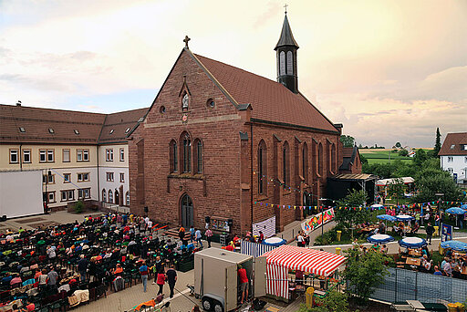 Klosterhof um die Kirche St. Gallus beim Open Air Kino